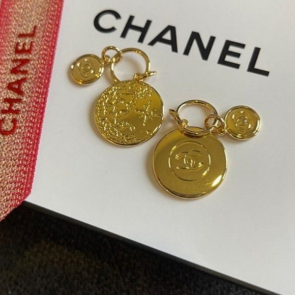 Chanel Authentic Charm Round from Holiday 2022 - Picture 2 of 3